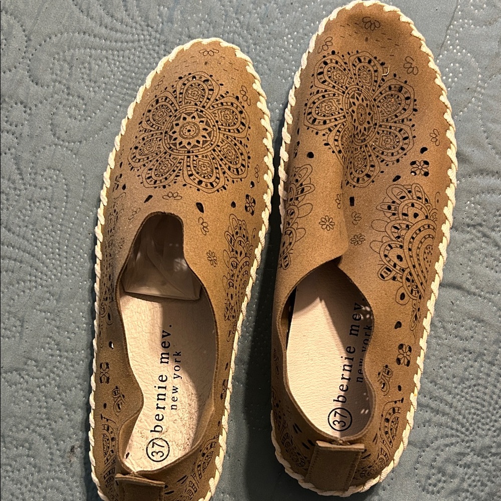 bernie mev. Women's Tan Floral Cutout Loafers